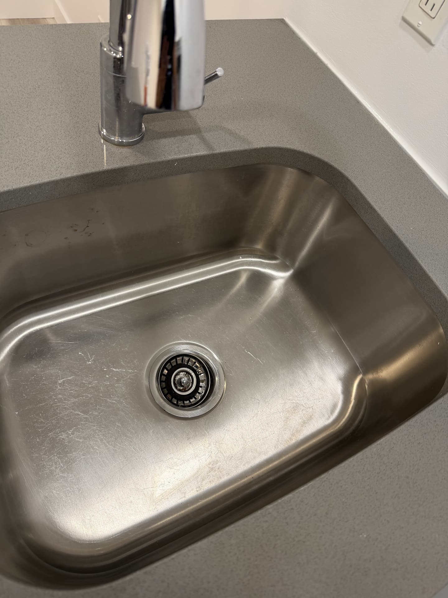 Évier de cuisine : dépôts et taches d'eau retirés — Après