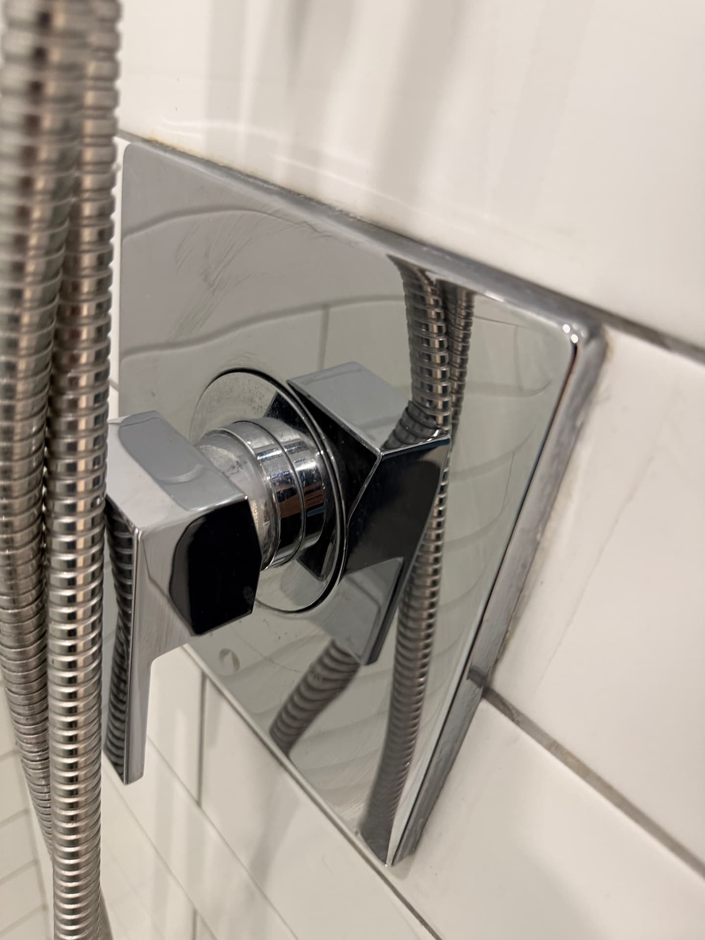 Robinetterie de douche : calcaire éliminé, chrome lustré — Après