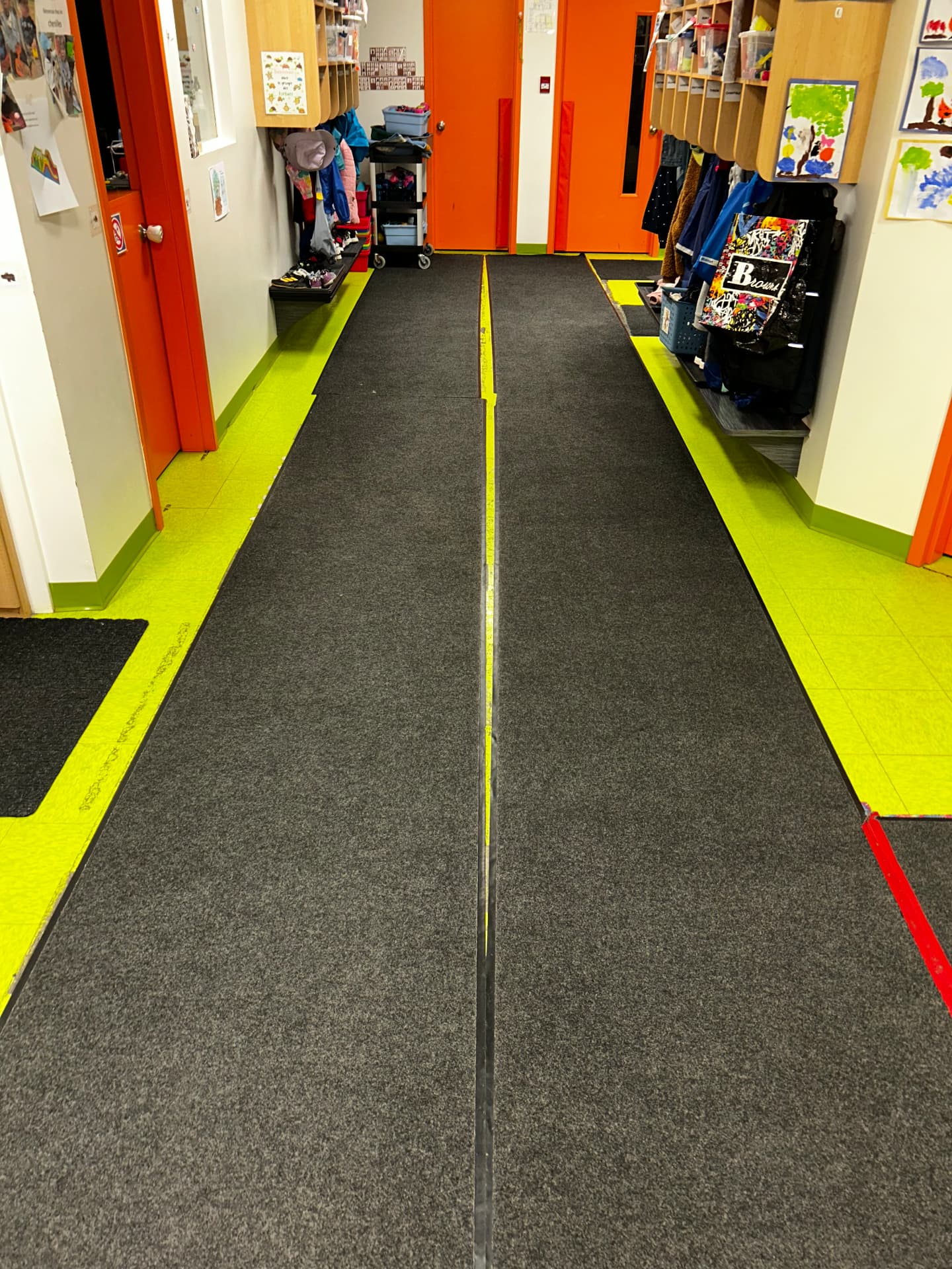 Grand corridor d'entrée : circulation intense, finition uniforme