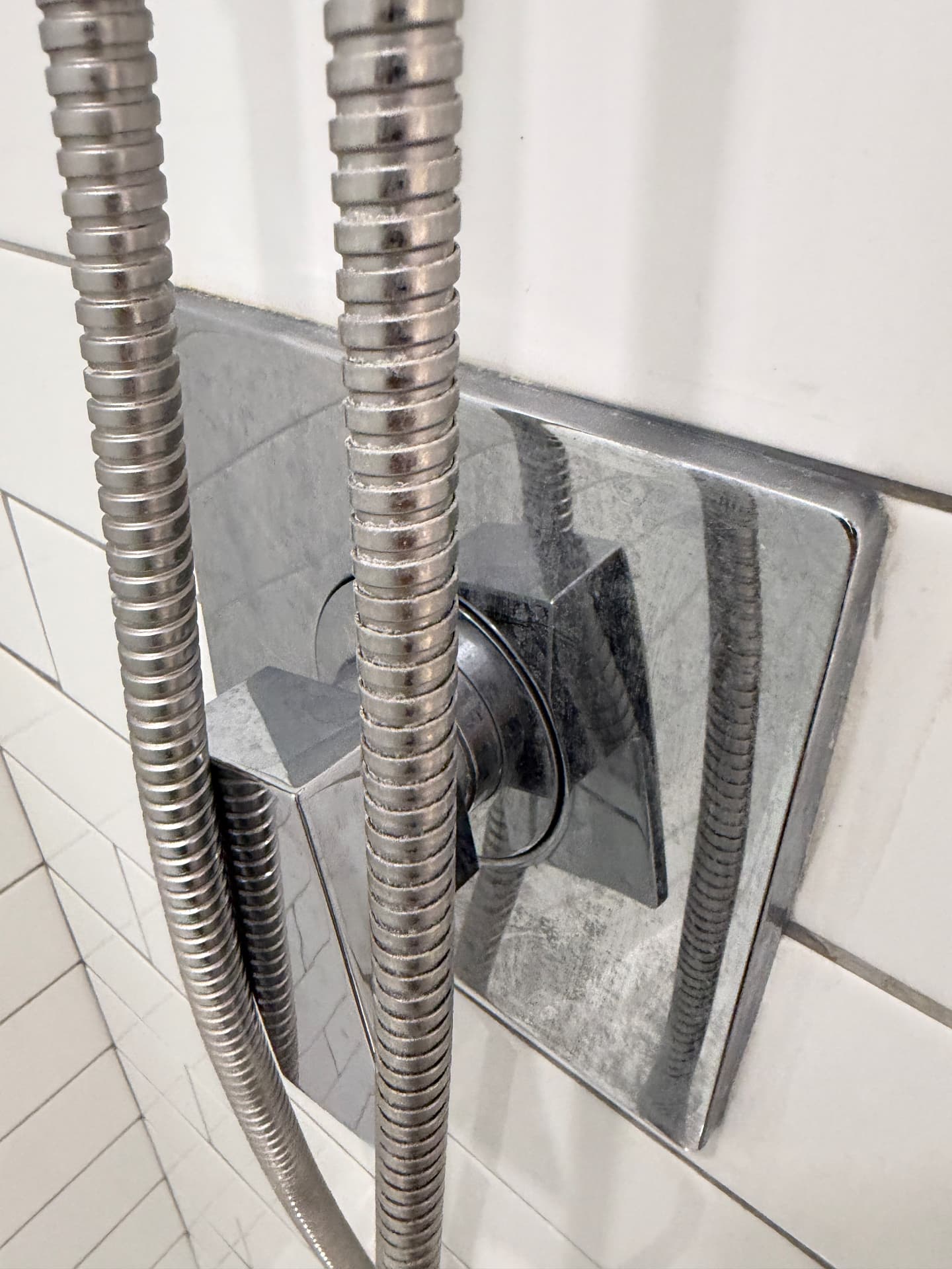 Robinetterie de douche : calcaire éliminé, chrome lustré — Avant