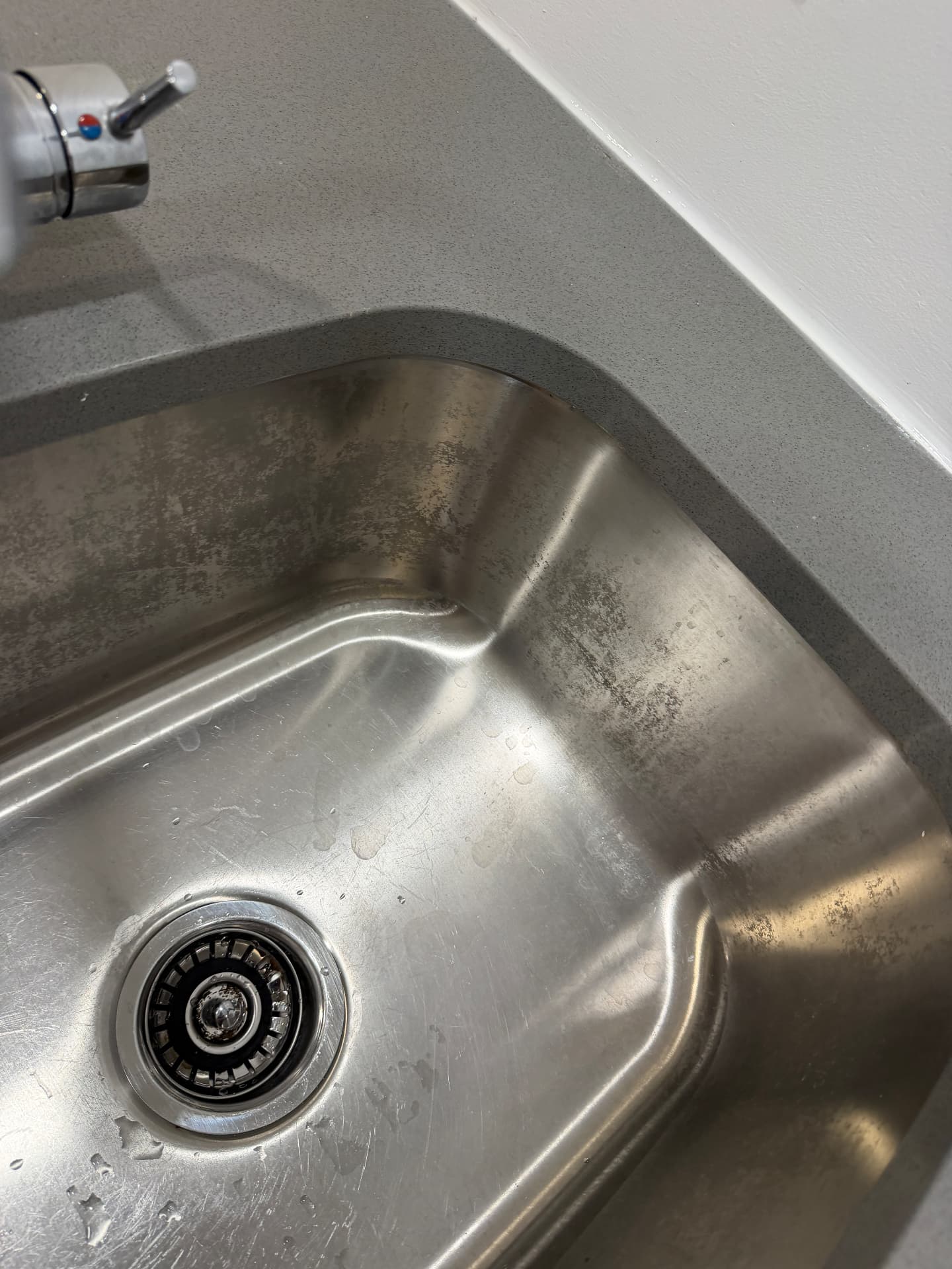 Évier de cuisine : dépôts et taches d'eau retirés — Avant