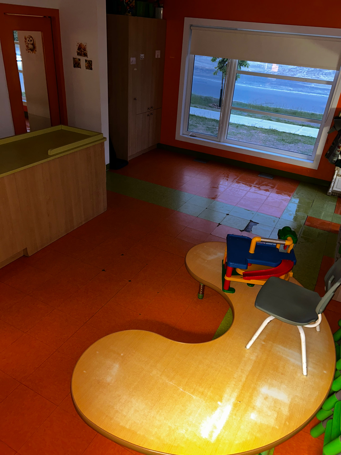 Aire d'accueil : mobilier et plancher nettoyés