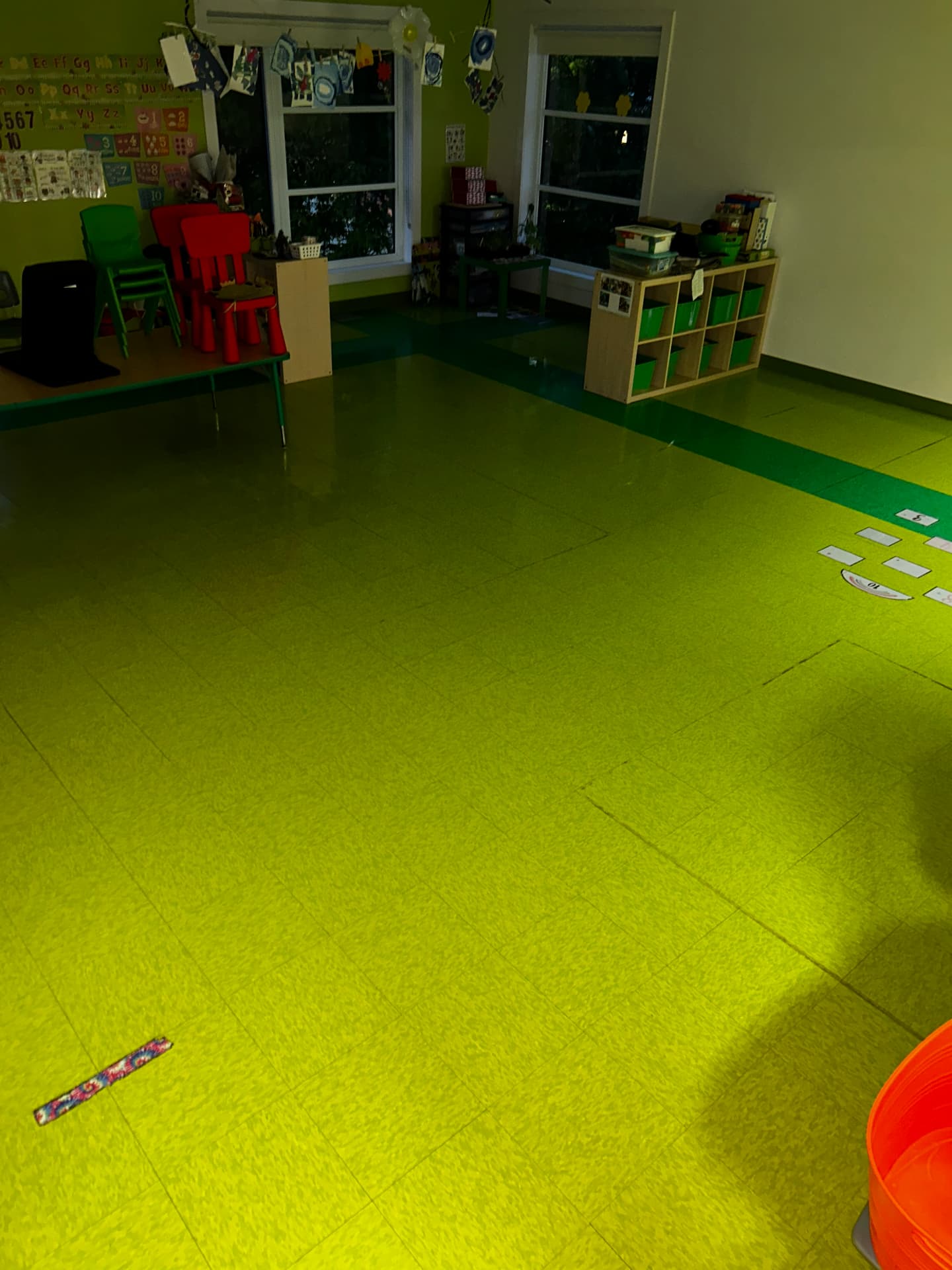 Salle de classe : plancher lavé sans traces