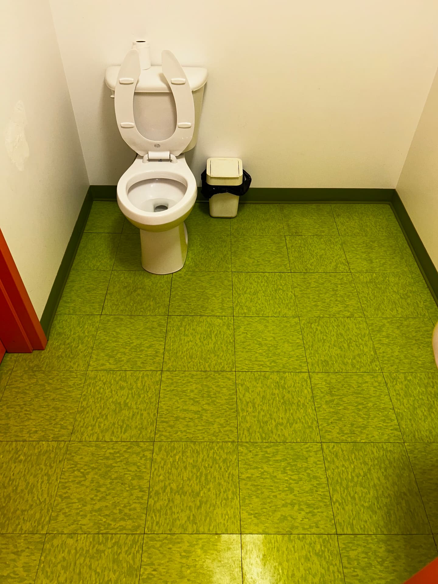 Salle de bain enfants : plancher désinfecté