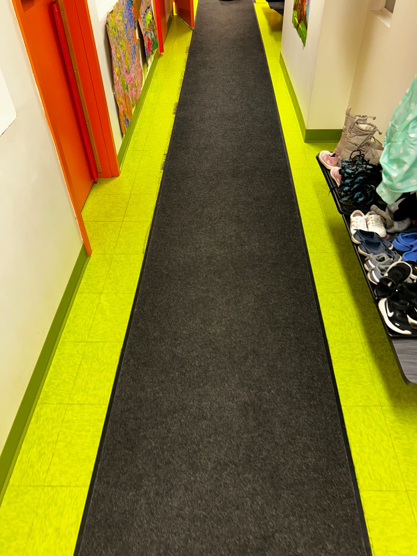 Corridor et vestiaire : tapis et plancher nettoyés à fond